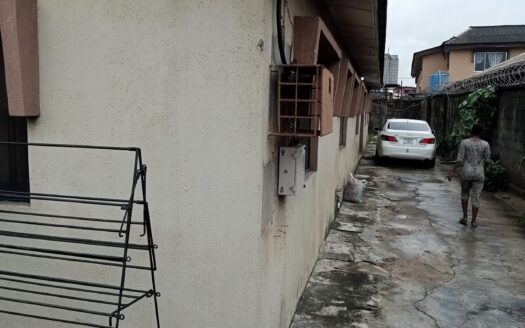 BUNGALOW WITH FLATS FOR  SALE AT NEW OKO OBA